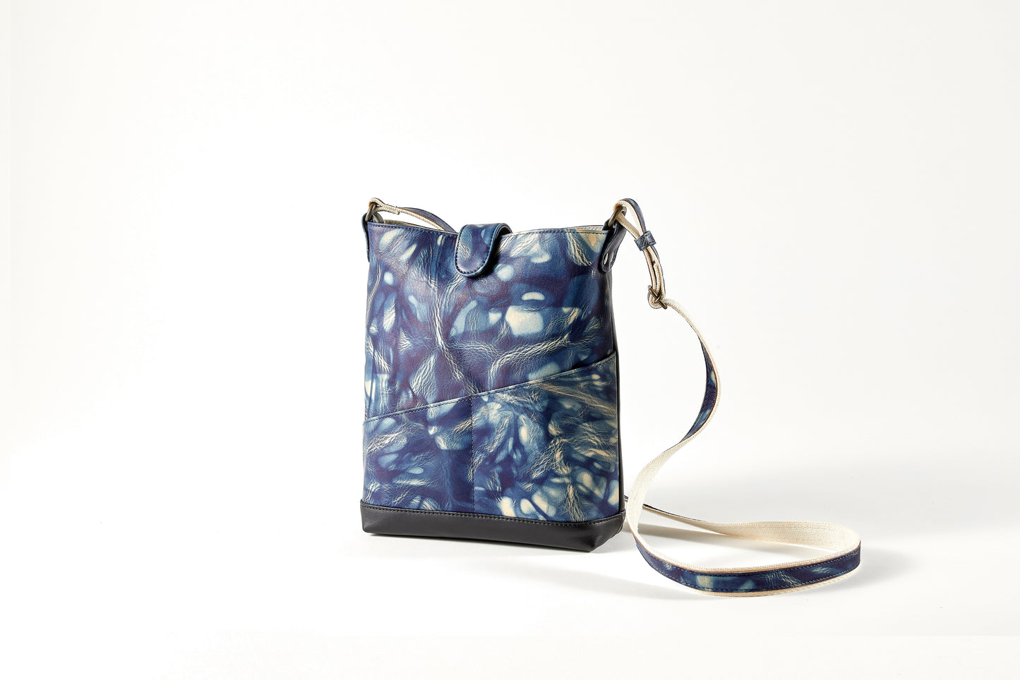 Card case / botanical leather® indigo dye / spotted / cowhide